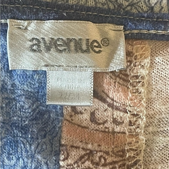 Avenue 22/24 Plus V-Neck Paisley Floral Beaded Embellished Short Sleeve Top - Picture 3 of 8